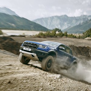 2018_FORD_RANGER_RAPTOR_WILDTRAK_Shot22_34FrontClimbDynamic_04.jpg